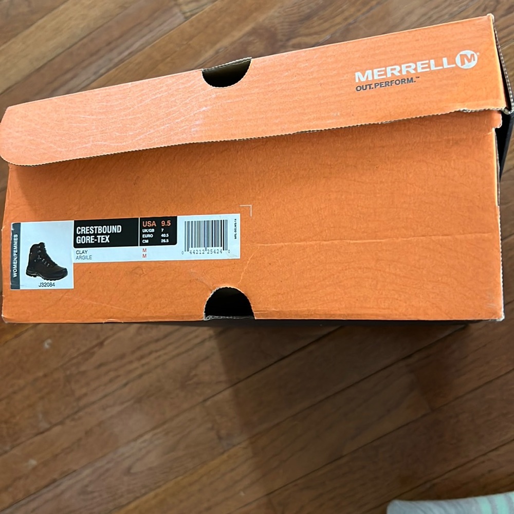 Brand new never worn Women’s Merrell, Crestbound Gore-Tex, Hiking Boots & socks